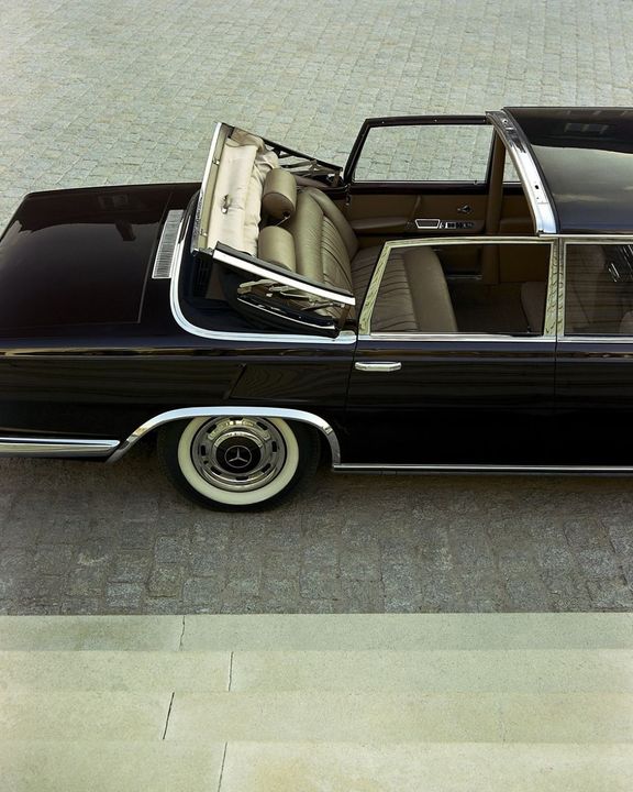 The long-wheelbase Landaulet version of the MB 600 is also suitable for the public and an equally respectful presentation of prominent passengers 🕶✨