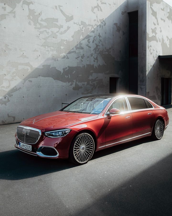 Enjoy a ride in a top-class vehicle like the Mercedes-Maybach